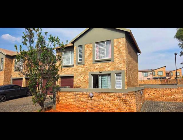 3 BEDROOM TOWNHOUSE FOR SALE IN WILGEHEUWEL